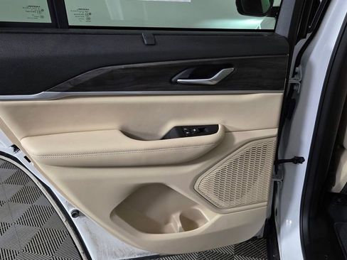 Used 2023 Jeep Grand Cherokee Limited w/ Luxury Tech Group II image 32