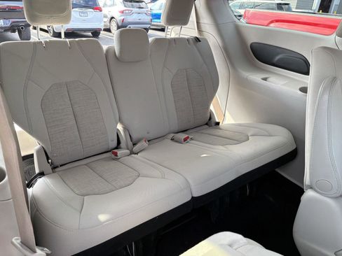 Used 2018 Chrysler Pacifica Touring Plus image 10