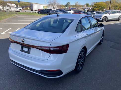 Certified 2025 Volkswagen Jetta SE image 5