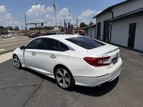 Used 2018 Honda Accord Touring image 3