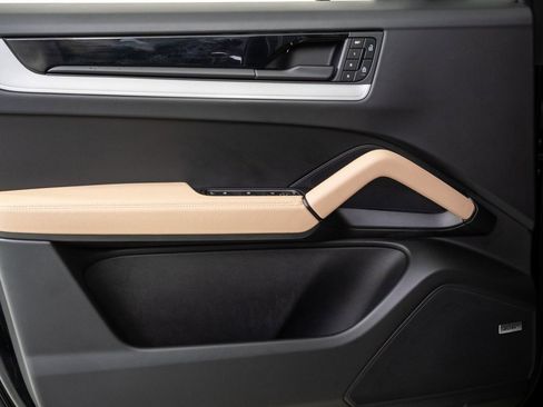 Certified 2024 Porsche Cayenne image 6