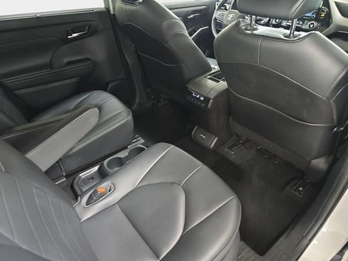 Used 2020 Toyota Highlander XLE AWD/4WD image 16