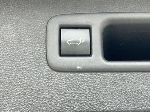 Used 2020 Toyota Highlander XLE AWD/4WD image 16