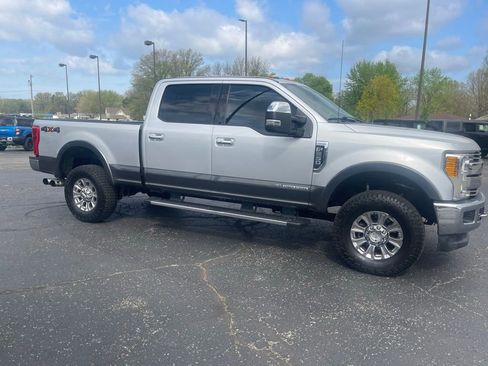 Used 2017 Ford F250 Lariat w/ Chrome Package image 9
