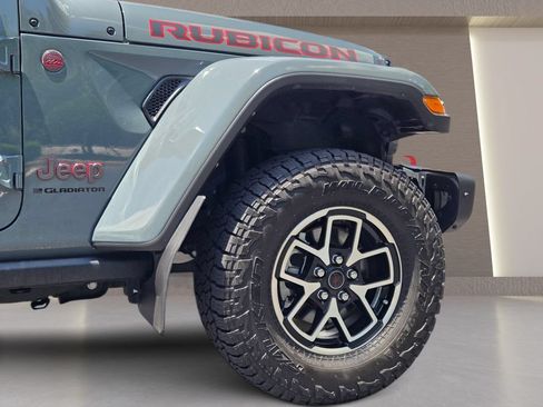 Used 2024 Jeep Gladiator Rubicon AWD/4WD image 11