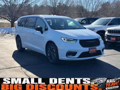 New 2026 Chrysler Pacifica Select