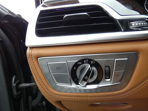 Used 2016 BMW 750i xDrive image 70