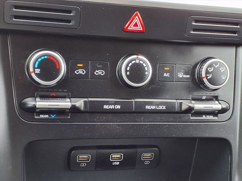 Used 2024 Kia Carnival LX image 22