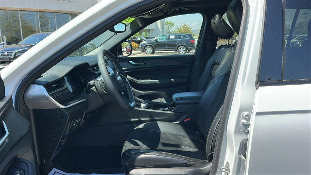 Used 2023 Jeep Grand Cherokee L Laredo AWD/4WD image 9