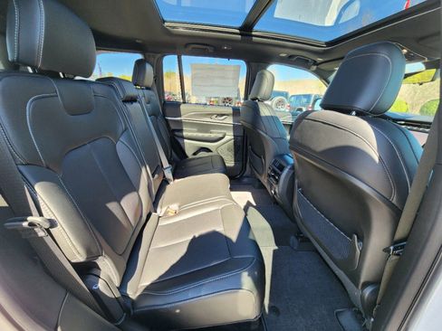 Used 2025 Jeep Grand Cherokee Limited w/ Luxury Tech Group II AWD/4WD image 13