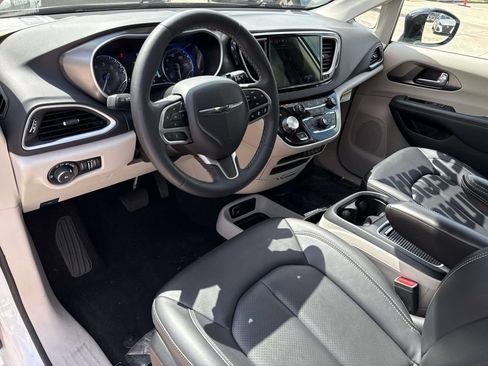 Used 2024 Chrysler Pacifica Touring-L FWD image 19