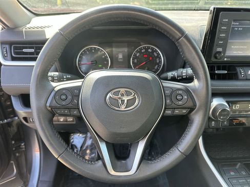 Used 2022 Toyota RAV4 XLE Premium image 16