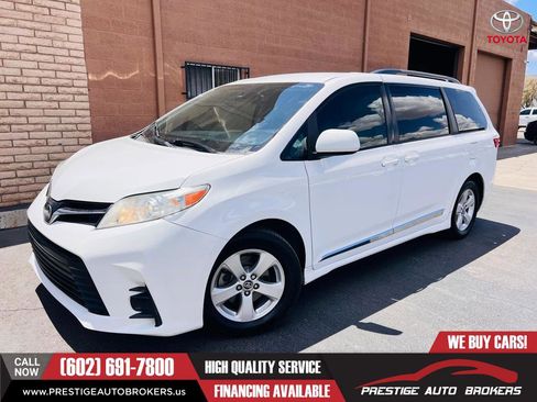 Used 2018 Toyota Sienna LE w/ Carpet Mat Package FWD image 1