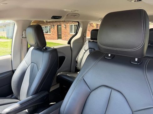 Used 2024 Chrysler Pacifica Touring-L FWD image 19