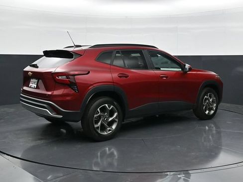 Used 2025 Chevrolet Trax LT FWD image 2