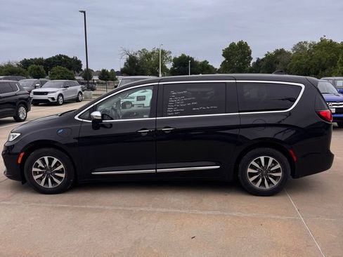 Used 2023 Chrysler Pacifica Limited FWD image 4