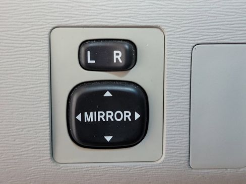 Used 2011 Toyota Sienna w/ Towing Pkg FWD image 25