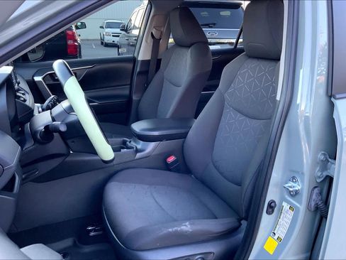 Used 2021 Toyota RAV4 XLE FWD image 8