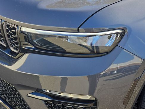 Used 2025 Jeep Grand Cherokee Summit w/ Obsidian Package image 39