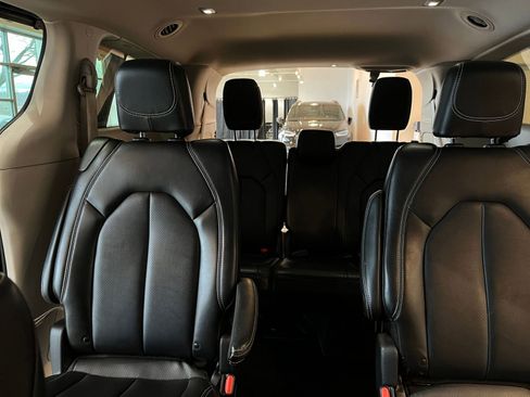 Used 2024 Chrysler Pacifica Touring-L image 30
