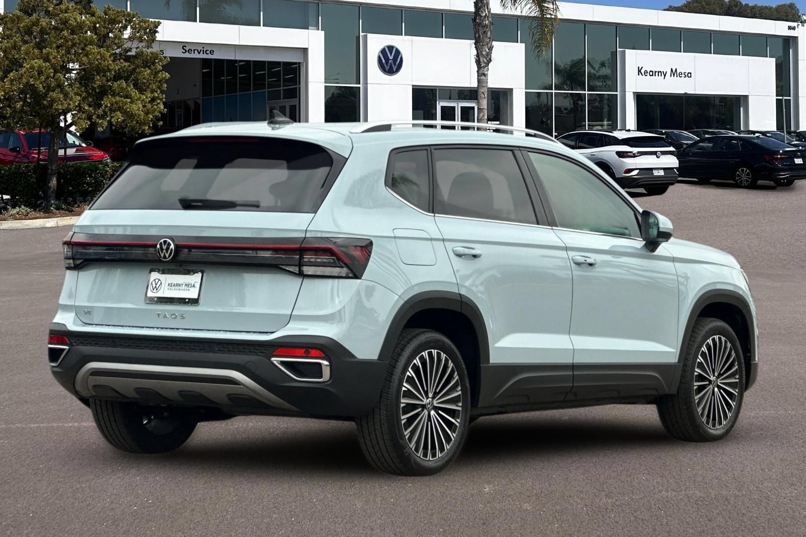 Used 2025 Volkswagen Taos SE FWD image 4