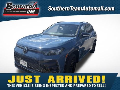 Certified 2025 Volkswagen Tiguan SE R-Line AWD/4WD image 1