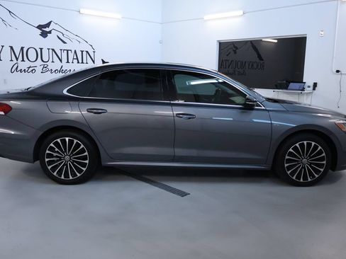 Used 2022 Volkswagen Passat 2.0T FWD image 8