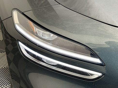 Used 2023 Genesis G70 2.0T RWD image 9