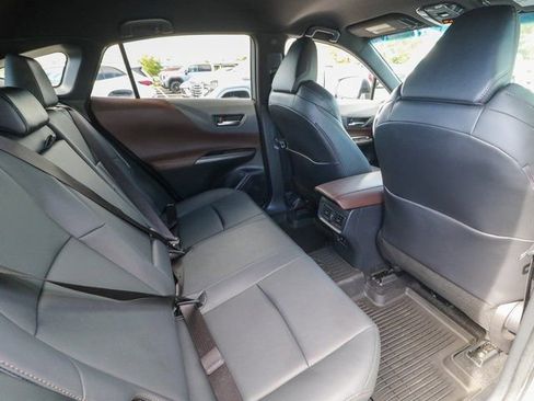 Used 2022 Toyota Venza XLE image 23