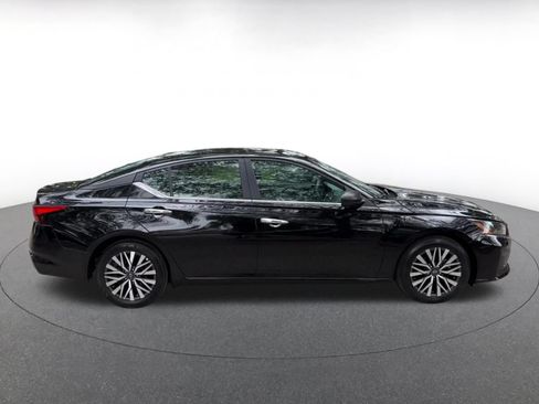 Used 2025 Nissan Altima 2.5 SV FWD image 16