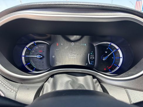 Used 2023 Chrysler Pacifica Touring-L FWD image 28