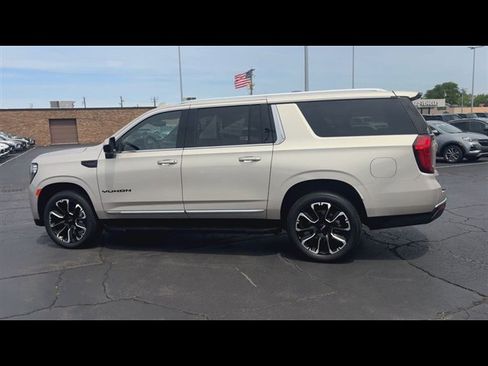 Used 2023 GMC Yukon XL SLT AWD/4WD image 6