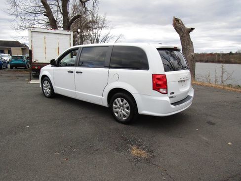 Used 2019 Dodge Grand Caravan SE w/ UConnect Hands-Free Group image 6