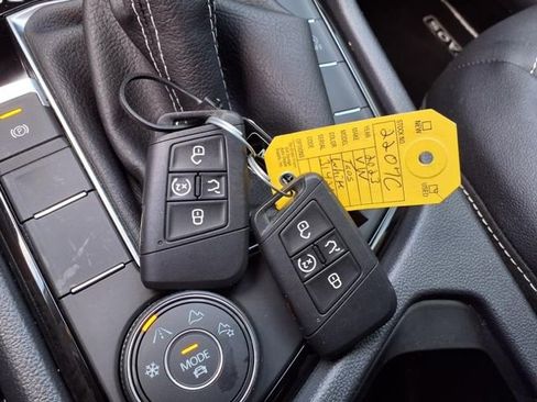 Used 2023 Volkswagen Taos SE w/ Black Wheel Package image 30