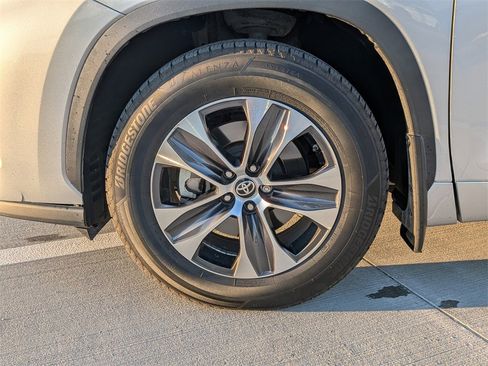 Used 2021 Toyota Highlander XLE image 9