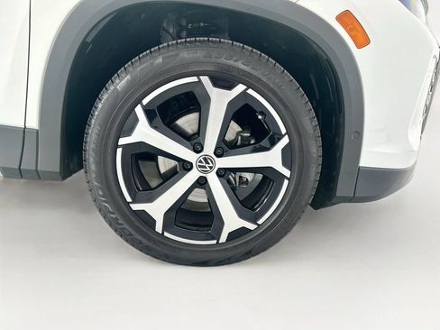 Used 2025 Volkswagen Tiguan SE FWD image 30