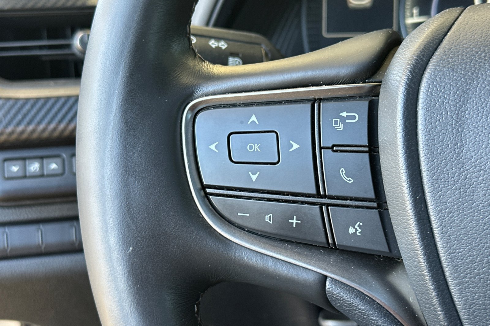 Used 2019 Lexus UX 200 w/ Premium Package FWD image 27