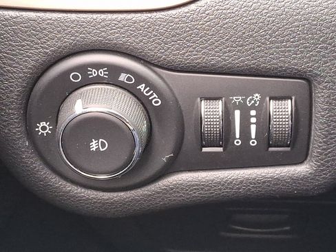 Used 2017 Jeep Cherokee Limited image 25