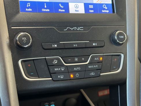 Used 2020 Ford Fusion SE FWD image 22