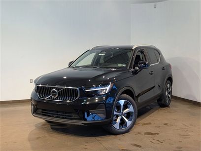 New 2025 Volvo XC40 B5 Core w/ Climate Package