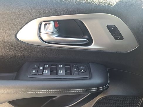 Used 2025 Chrysler Pacifica Limited FWD image 25