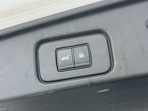 Used 2023 Nissan Pathfinder SV w/ SV Premium Package image 32