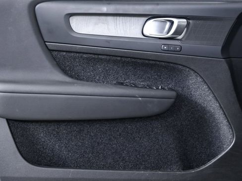 Used 2025 Volvo XC40 B5 Plus image 8