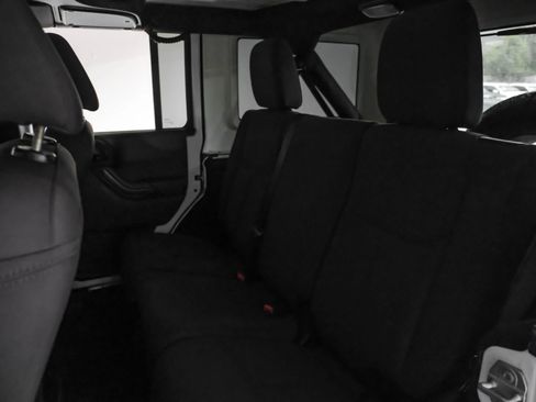 Used 2017 Jeep Wrangler Unlimited Sahara image 30