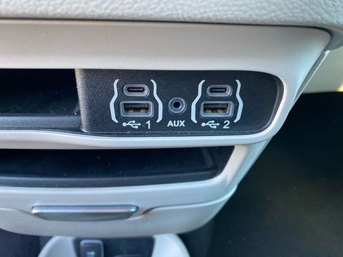 Used 2023 Chrysler Pacifica Touring-L FWD image 13
