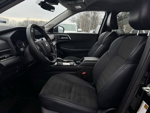 Used 2025 Mitsubishi Outlander Trail Edition image 17