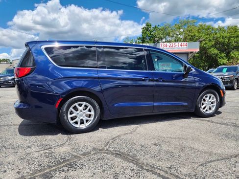 Used 2017 Chrysler Pacifica Touring FWD image 5