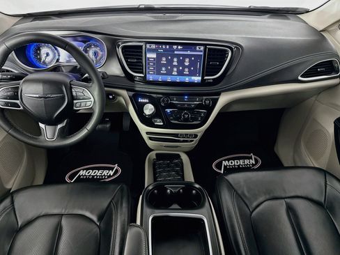 Used 2022 Chrysler Pacifica Touring-L FWD image 21