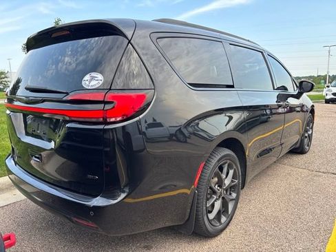Used 2023 Chrysler Pacifica Touring-L w/ Uconnect Theater Family Group AWD/4WD image 2