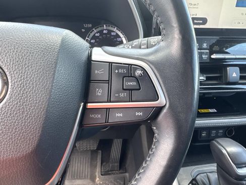 Used 2023 Toyota Highlander XSE FWD image 24